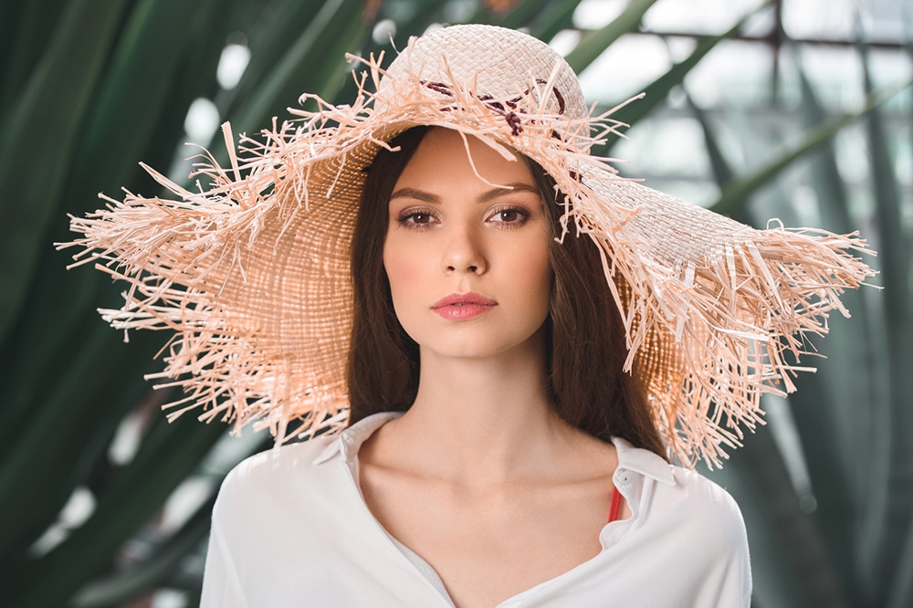 Широкополая шляпка защищает не только лицо